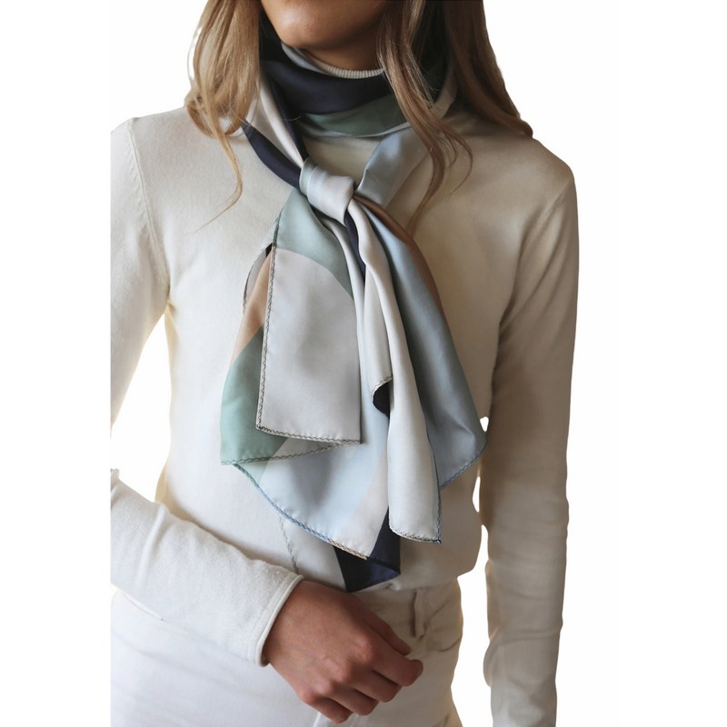 Tutti & Co Pure Scarf S335 on model