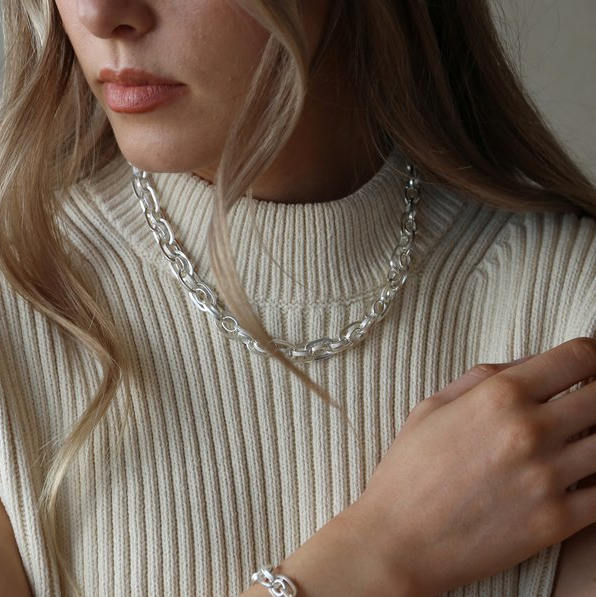 Tutti & Co Ria Necklace Silver Plate NE523S on model